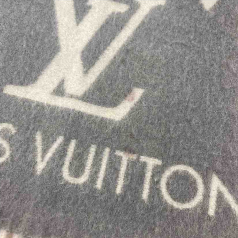 Pre loved Louis Vuitton cashmere scarf - Picture 3 of 4